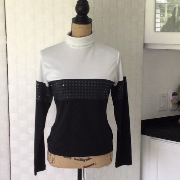 Woman’s Nils Sportswear Pullover Top size M color black & white    #426 - Picture 1 of 8